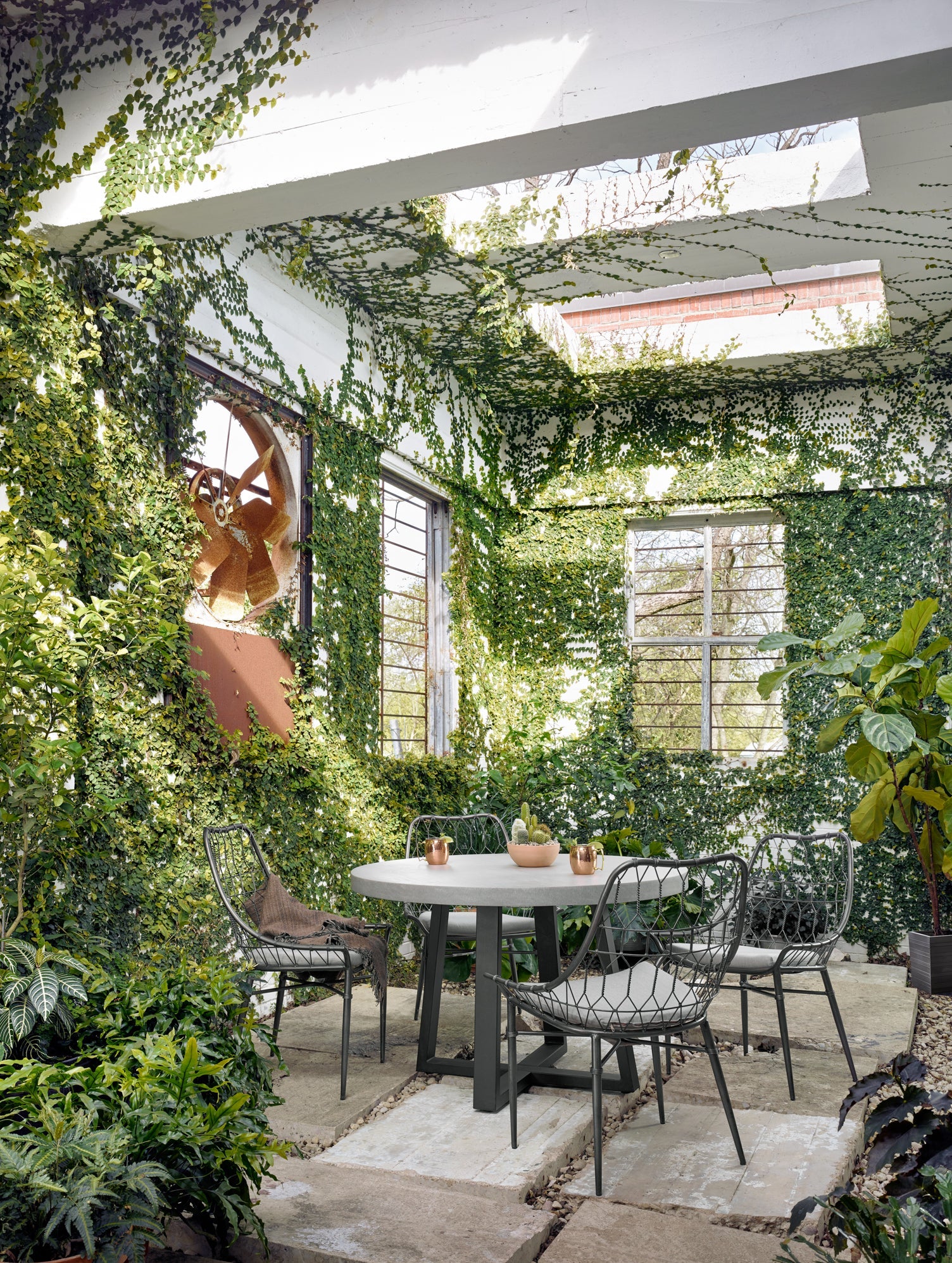 Agatha Indoor / Outdoor Round Dining Table