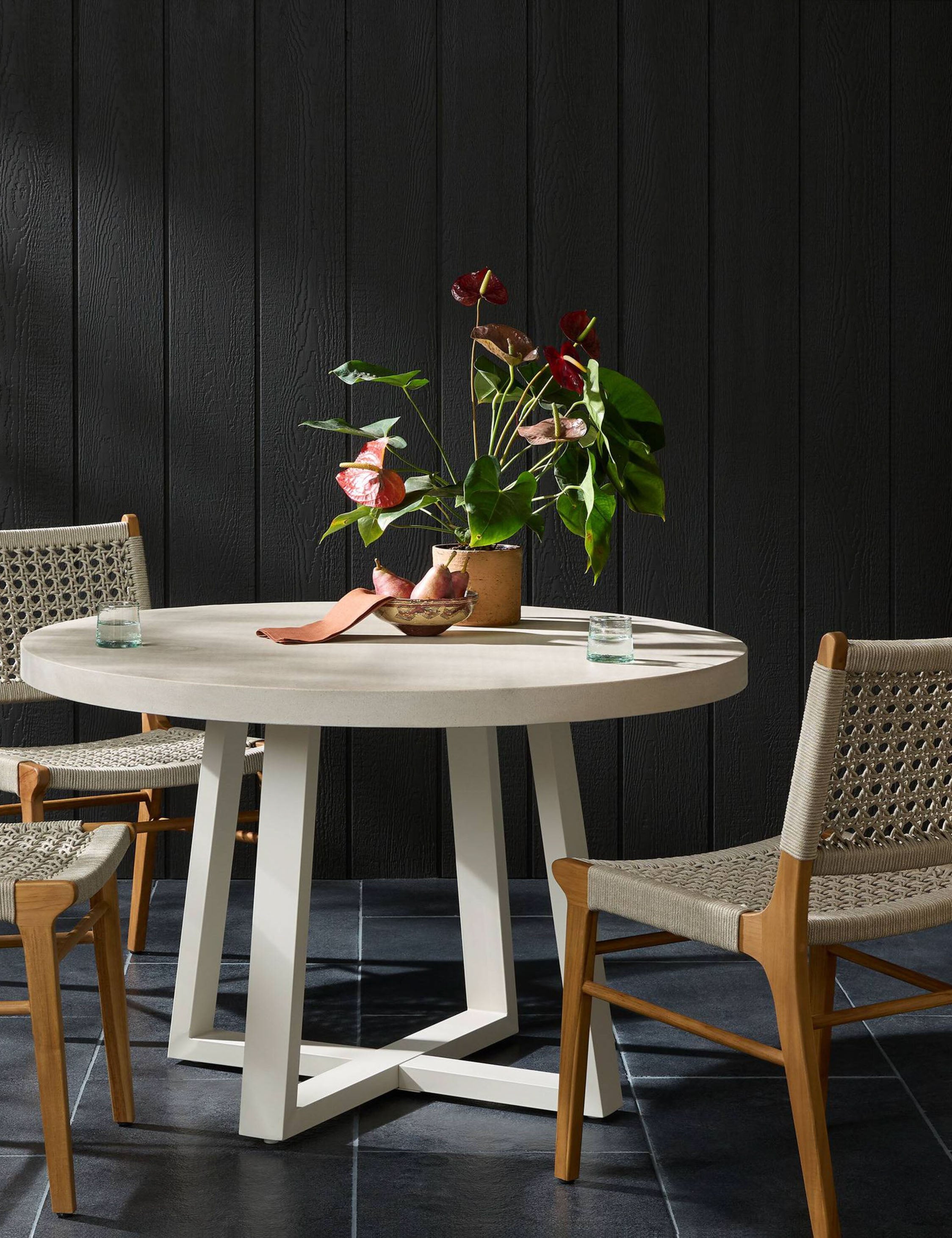 Hollis Indoor / Outdoor Round Dining Table